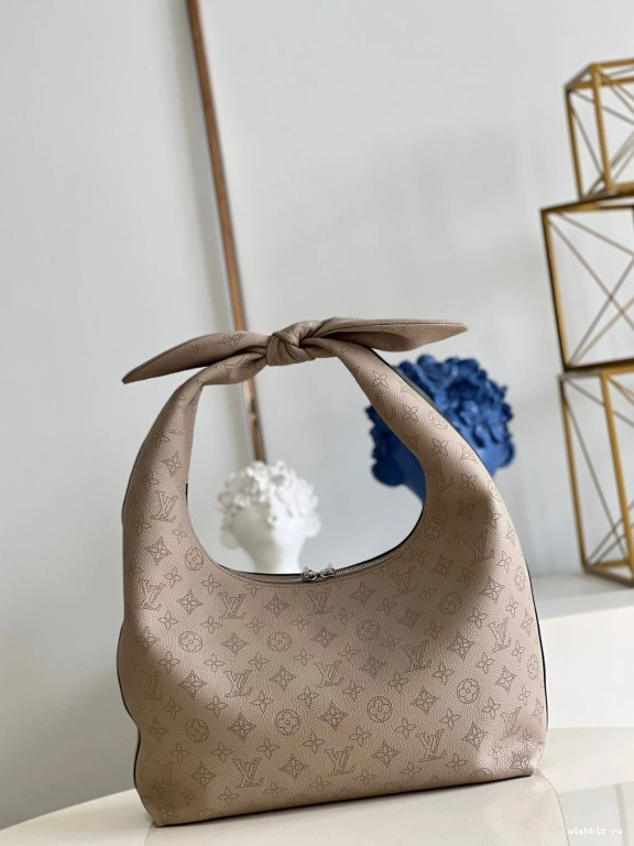 WIS WHY KNOT LOUIS VUITTON 1211